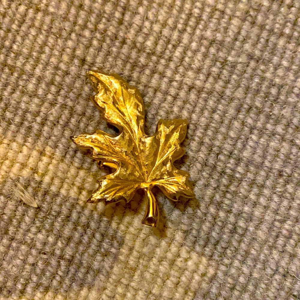 Vintage Gold Tone Leaf Pin Necklace